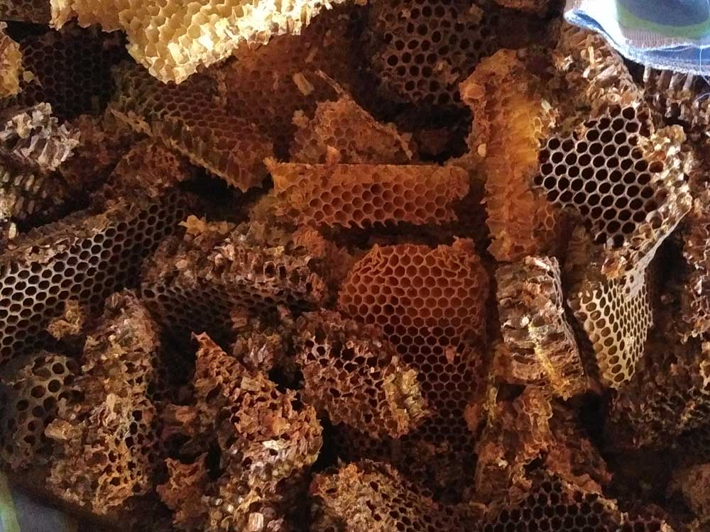 Fabrication de bougies en cire d'abeille
